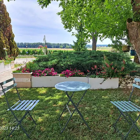 La Metairie Au Milieu Des Vignes Apartment Reaux Exterior photo